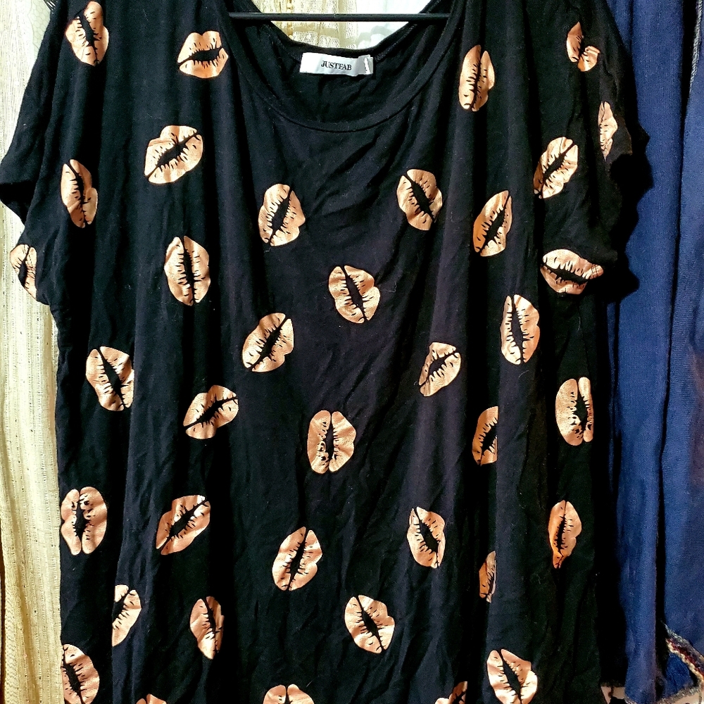 Cute rose gold smooches tee